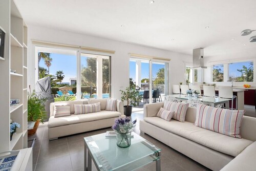 Villa Abril - modern villa only 400 mts from beach