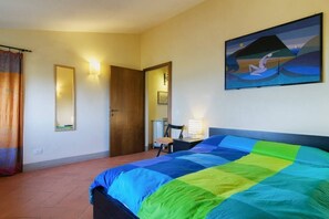 1 slaapkamer, een strijkplank/strijkijzer, gratis wifi, beddengoed