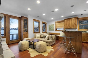 Smart TV, fireplace