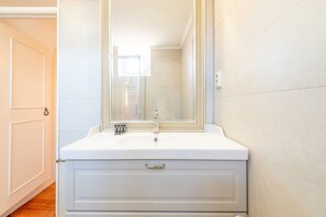 Douche, articles de toilette gratuits, sèche-cheveux