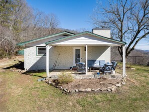 Exterior - Stunning Views & Close to Town! (Fairview)