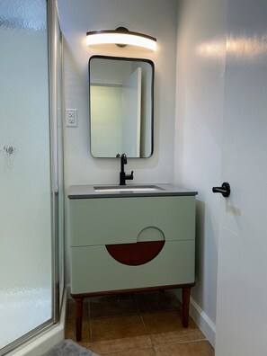 Combined shower/bathtub, towels, soap, toilet paper - Stunning Views & Close to Town! (Fairview)