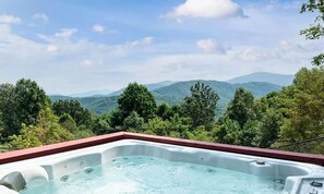 Banyera d'hidromassatge a l'aire lliure