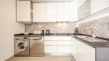 Réfrigérateur, micro-ondes, four, plaque de cuisson