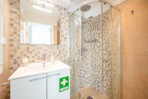 Badekar, hårtørrer, håndklæder