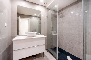 Een douche, een haardroger, handdoeken