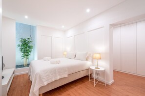 3 bedrooms, desk, Internet, bed sheets