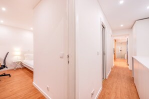 3 bedrooms, desk, Internet, bed sheets