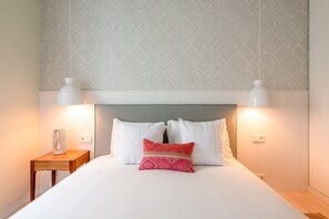 1 bedroom, desk, Internet, bed sheets