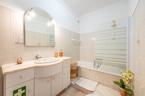 Badewanne, Haartrockner, Handtücher