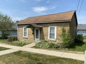 Exterior - Cottage on Main (Dodgeville)