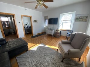 2 bedrooms, WiFi, bed sheets, wheelchair access - Cottage on Main (Dodgeville)