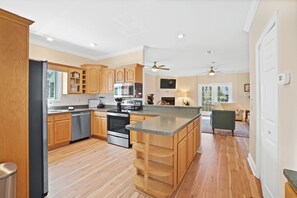 Jääkaappi, mikroaaltouuni, uuni, liesi