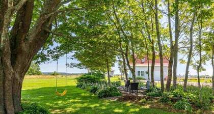 Homestead 1810 - newly renovated barn loft apartment minutes from Charlottetown