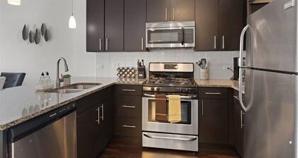 "Joy of Evanston" 1BDR, KING EXEC Suite, pool+Gym