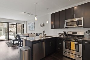 Een koelkast, een magnetron, een oven, een kookplaat