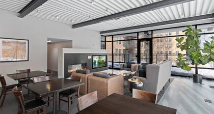 "Joy of Evanston" 1BDR, KING EXEC Suite, pool+Gym