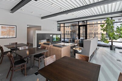 "Joy of Evanston" 1BDR, KING EXEC Suite, pool+Gym