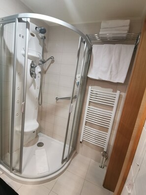 Douche, sèche-cheveux, serviettes fournies, savon