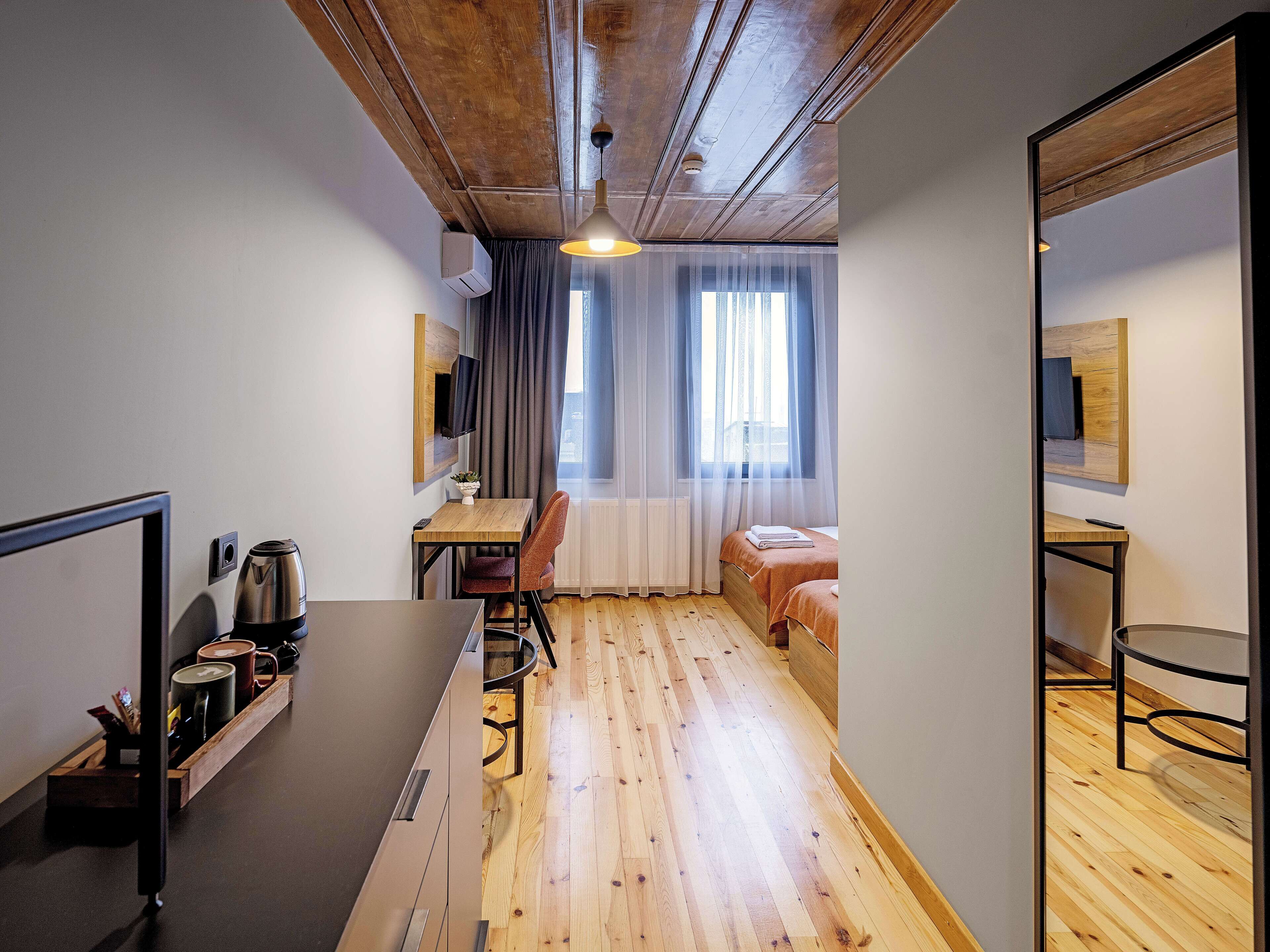 Standard dubbelrum eller tvåbäddsrum | Minibar, värdeförvaringsskåp på rummet och skrivbord