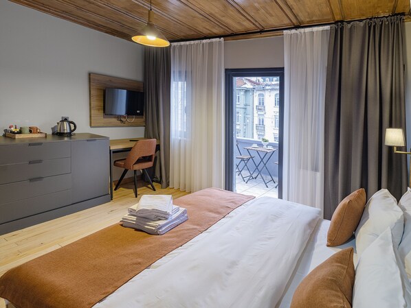 ห้องสแตนดาร์ด, เตียงควีนไซส์ 1 เตียง, ปลอดบุหรี่, ระเบียง | มินิบาร์, ตู้นิรภัยในห้องพัก, โต๊ะทำงาน, พื้นที่ทำงานแบบใช้แล็ปท็อป