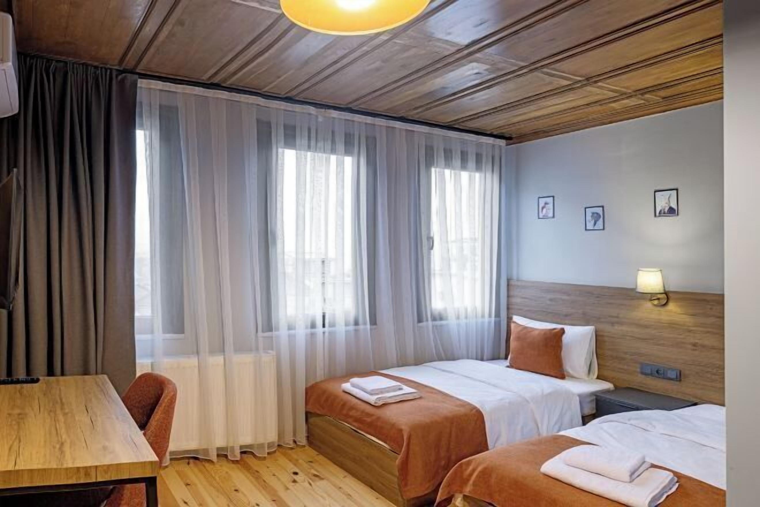 Minibar, värdeförvaringsskåp på rummet och skrivbord