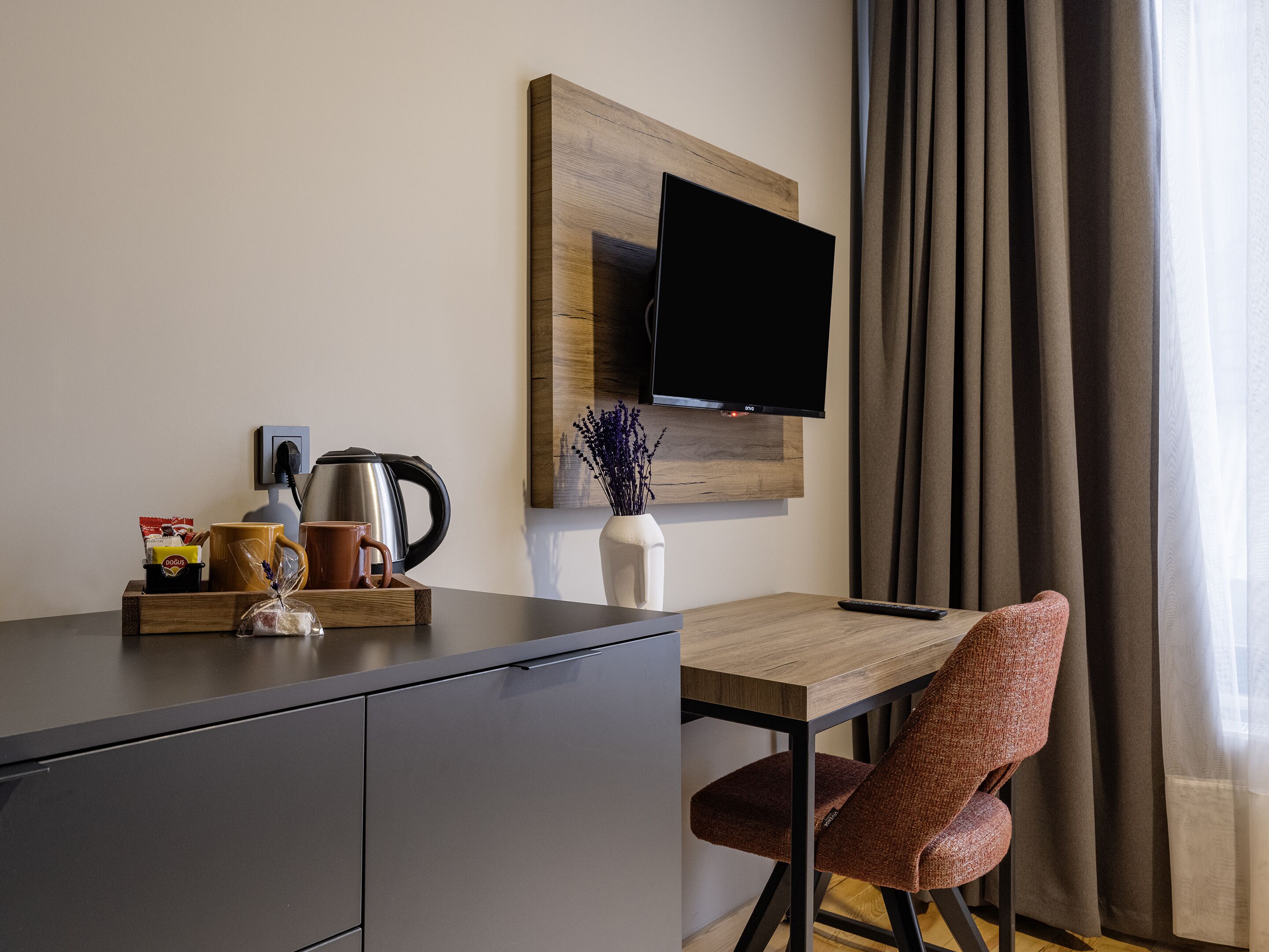 มินิบาร์, ตู้นิรภัยในห้องพัก, โต๊ะทำงาน, พื้นที่ทำงานแบบใช้แล็ปท็อป