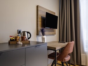 มินิบาร์, ตู้นิรภัยในห้องพัก, โต๊ะทำงาน, พื้นที่ทำงานแบบใช้แล็ปท็อป