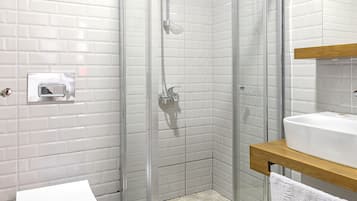 Shower, rainfall showerhead, free toiletries, hair dryer