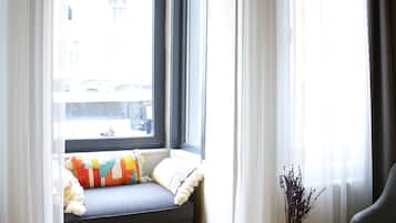 Habitación doble Deluxe, 1 cama Queen size, para no fumadores | 1 habitación, minibar, caja de seguridad en la habitación y escritorio