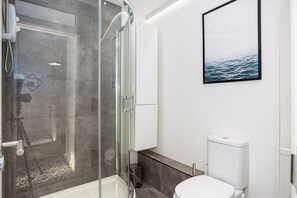 华丽公寓 | 浴室 | 淋浴设施、毛巾