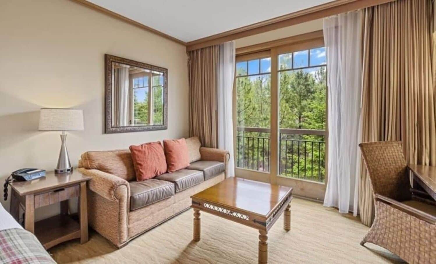 Una televisión, una chimenea, una oficina