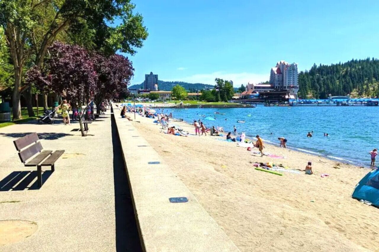 Beach nearby, sun-loungers, beach towels