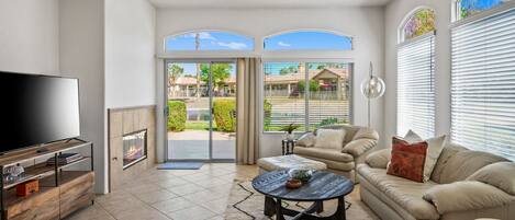 Smart-TV, Kamin, Stereoanlage