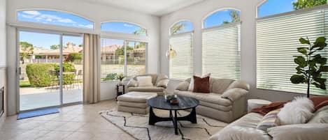 Smart TV, fireplace, stereo