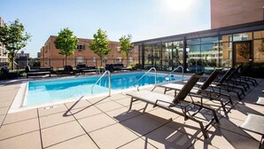 A rooftop pool with lounge chairs and a clear view of the cityscape. - "Bliss of Evanston" 180°view, 2BDR +2Bath UrbanLux (Evanston)