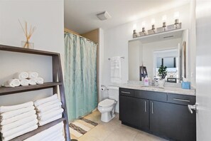 Combined shower/tub, hair dryer, towels, soap - "Bliss of Evanston" 180°view, 2BDR +2Bath UrbanLux (Evanston)