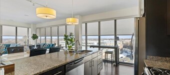 "Bliss of Evanston" 180°view, 2BDR +2Bath UrbanLux