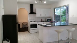 Fridge, microwave, oven, stovetop - Logan Hospital Dreamworld. Tamborine.   upmarket area 3 bed furnished, ask pets. (Eagleby)