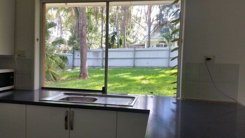Logan Hospital Dreamworld. Tamborine.   upmarket area 3 bed furnished, ask pets.