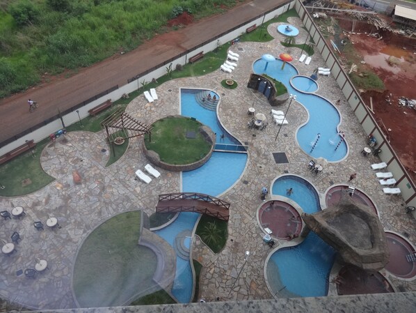 Utomhuspool och uppvärmd pool