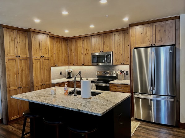 Refrigerador, microondas, horno y parrilla de estufa