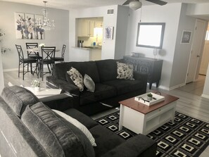 Smart TV - Stylish and Spacious Townhouse overlooking Andrews Lake (Thomasville)