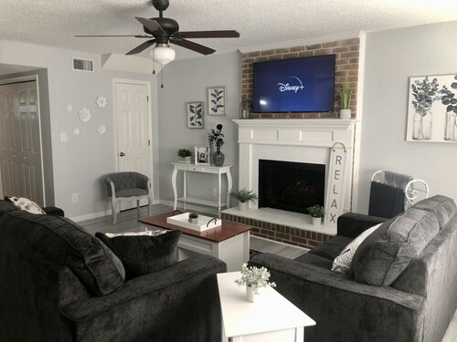 Stylish and Spacious Townhouse overlooking Andrews Lake