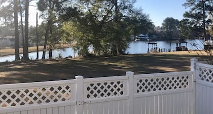 Stylish and Spacious Townhouse overlooking Andrews Lake