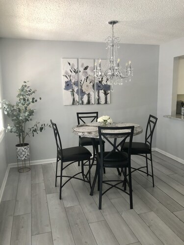 Stylish and Spacious Townhouse overlooking Andrews Lake