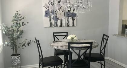 Stylish and Spacious Townhouse overlooking Andrews Lake
