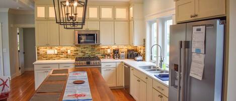 Køleskab, mikrobølgeovn, ovn, kogeplade