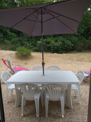 Outdoor dining - House "Le domaine des Sables" in Soulac with internet, swimming pools and nearby ocean (Soulac-sur-Mer)