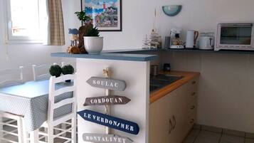 Réfrigérateur, micro-ondes, four, plaque de cuisson